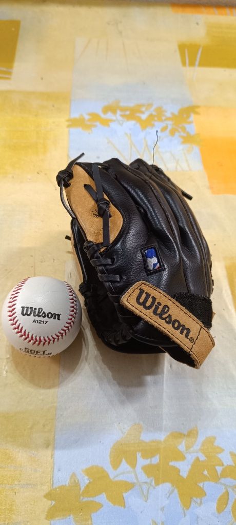 Luva de beisebol Wilson  com bola