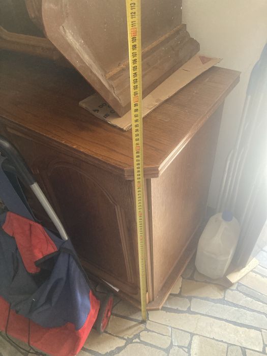 Kredens z barkiem szufladami szafkami i witrazami.