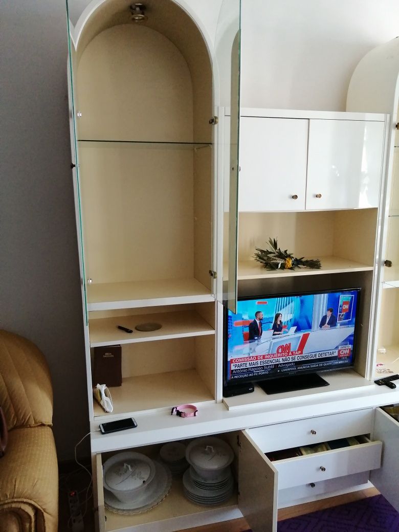 Móvel tipo estante para TV, com muita arrumação. Bom estado.
