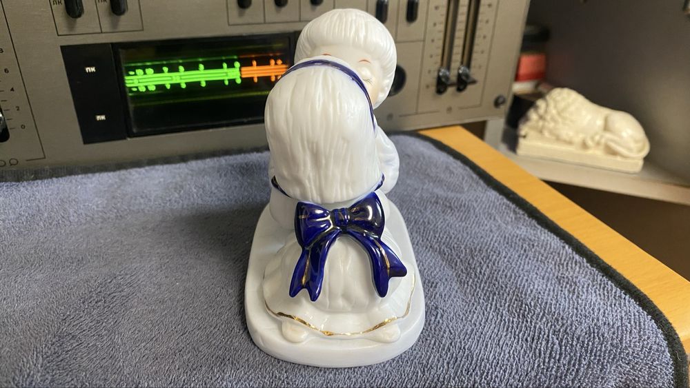 Статуэтка дети целуются. Фарфор.