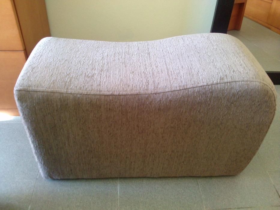 Sofá c/ Chaiselong reversível + Puff (Art. Novo)