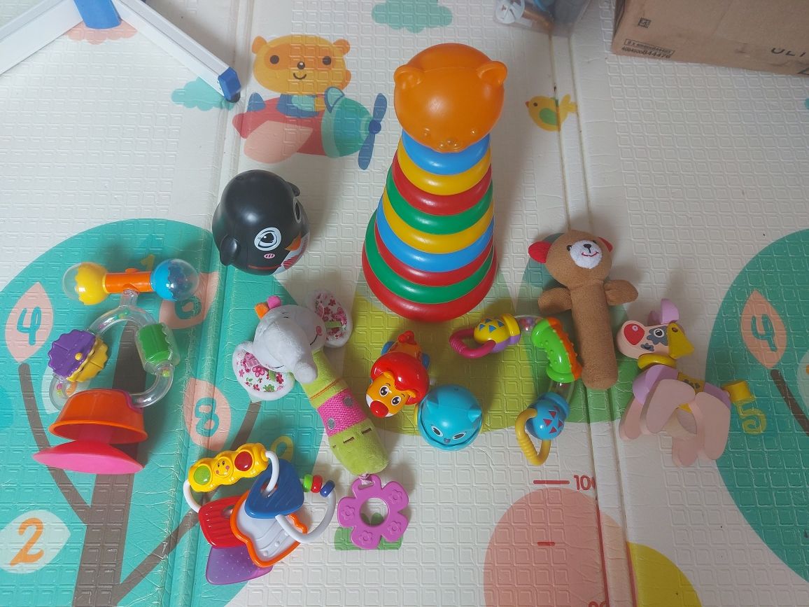 Розвиваючи іграшки для дітей від народження до 1.5 року