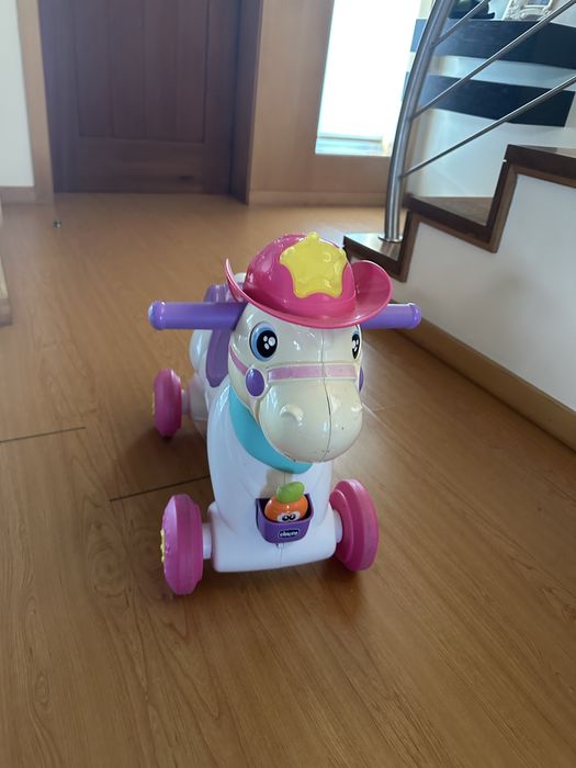 Cavalinho Chicco rodas e baloiço