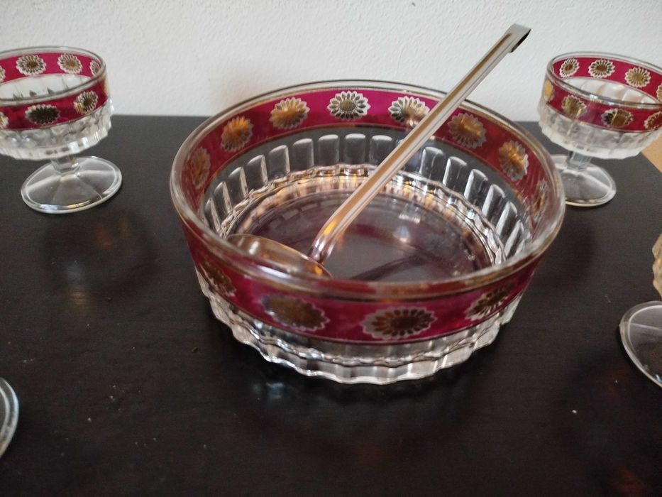 Conjunto de saladeiras com colher e seis taças pequenas