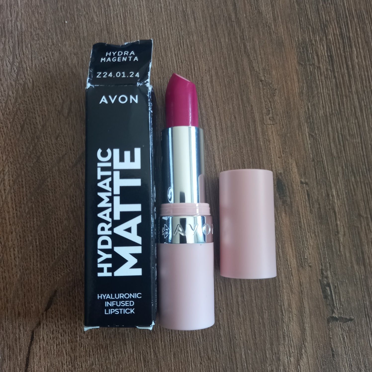 Avon Hydramatic Matte nawilżająca szminka z kwasem hialu Hydra Magenta