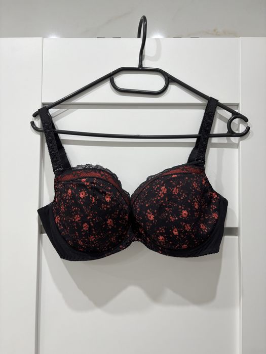 Sexy biustonosz używany stanik w kwiaty