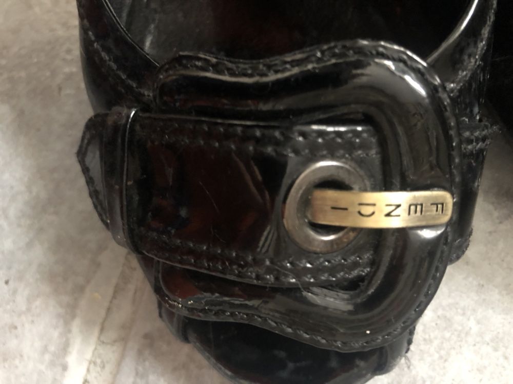 Fendi Patent b buckle. Open toe. Na stabilnym obcasie. 38,5