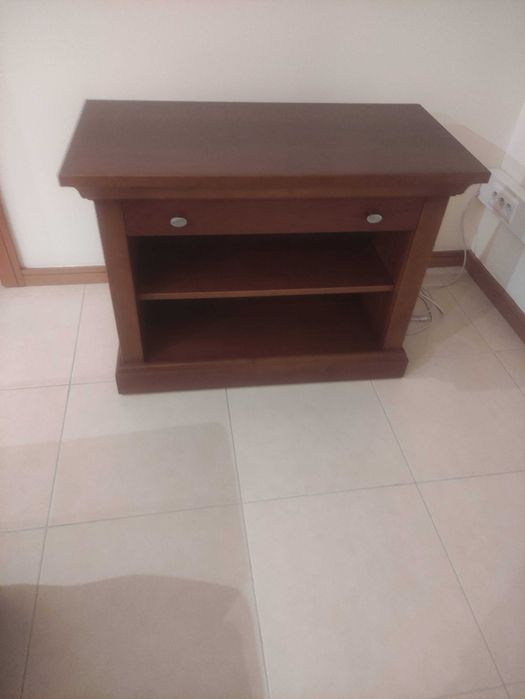 Móvel televisão madeira escura com rodas 0,65x0,92x0,46