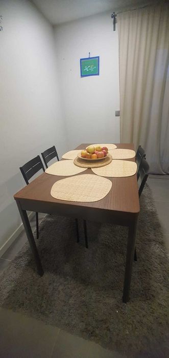 Mesa de jantar com 4 cadeiras com pouco tempo de uso