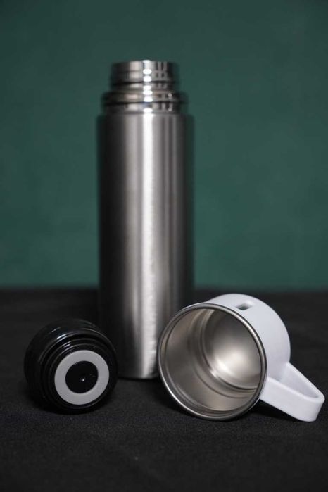 Termos stalowy z kubkiem na kamping, namiot