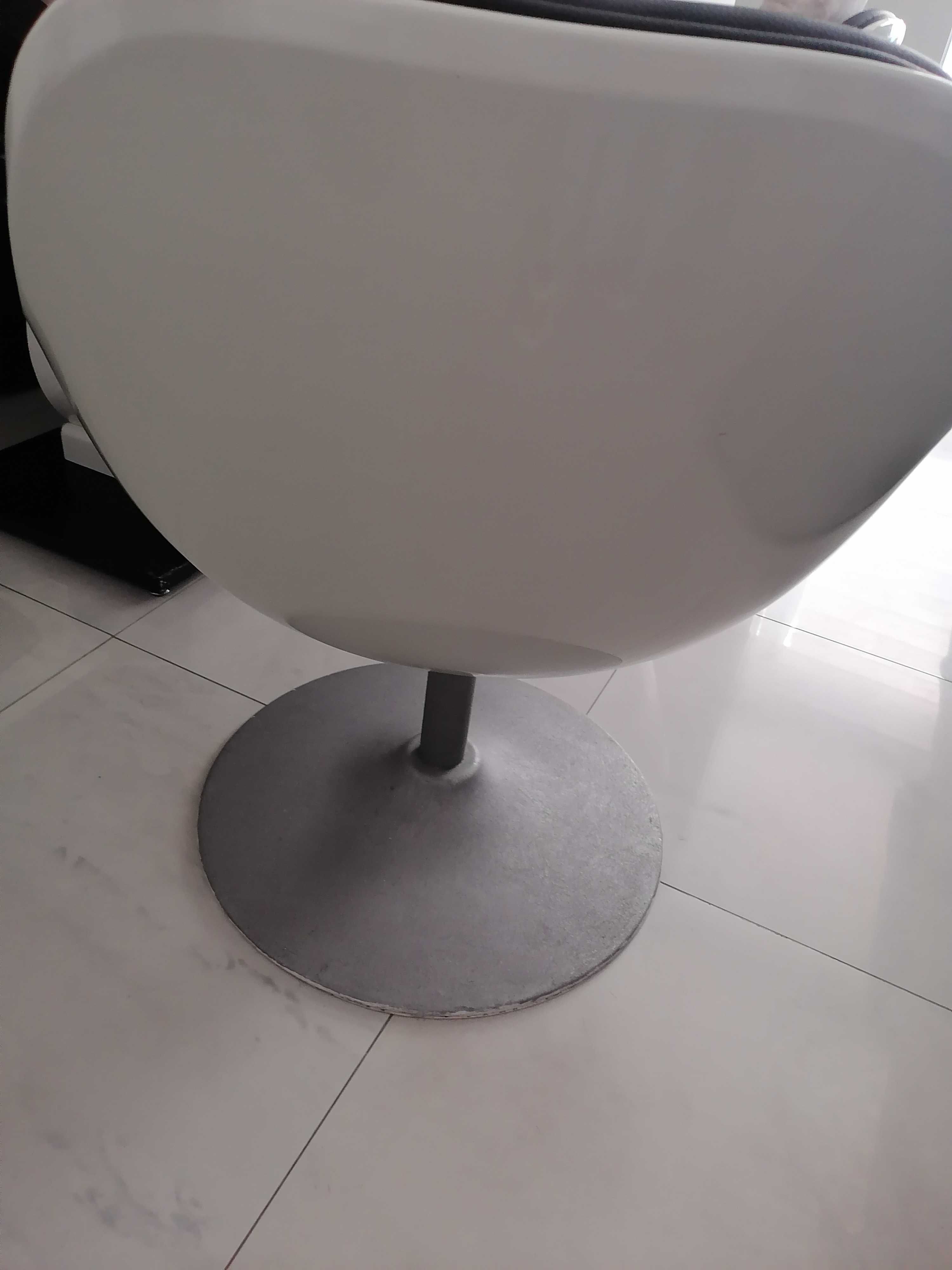 Cadeiras giratórias novas custaram 250EUR/cada, com marcas de uso