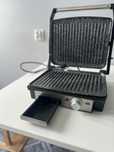 Grill elektryczny Raven. Płyty z powłoką marmurową