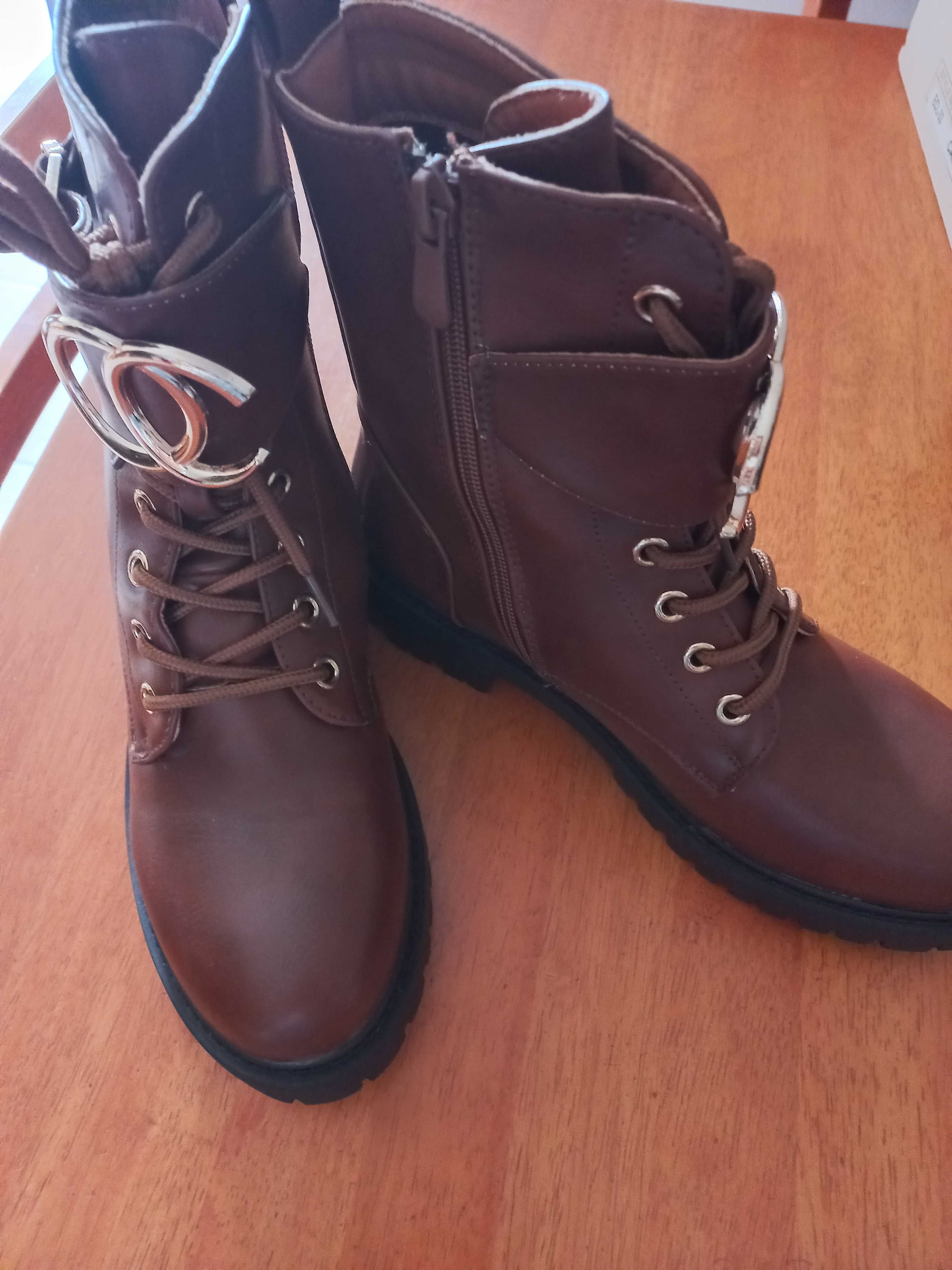 Botas castanhas novas