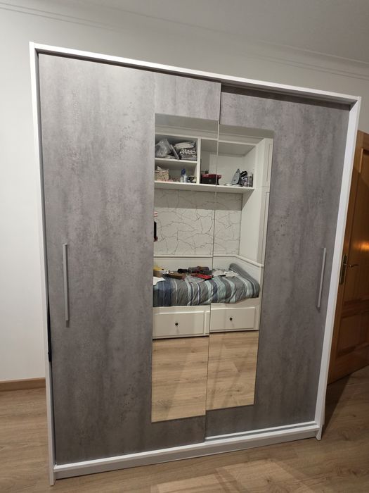 Roupeiro de portas deslizantes com espelho