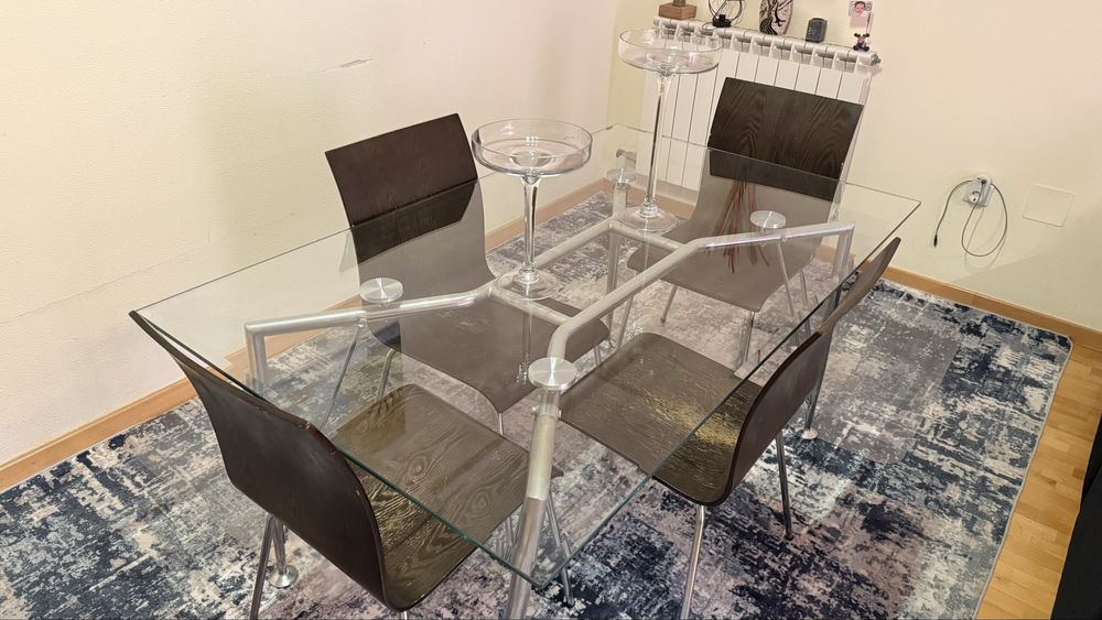 Mesa de sala de vidro e 4 cadeiras de madeira