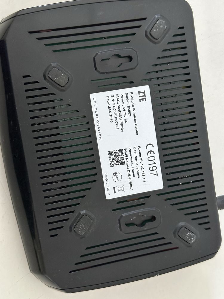 Router wifi ZTE z kablami