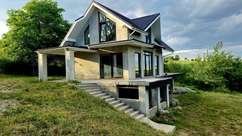 Продаж будинку з великою земельною ділянкою