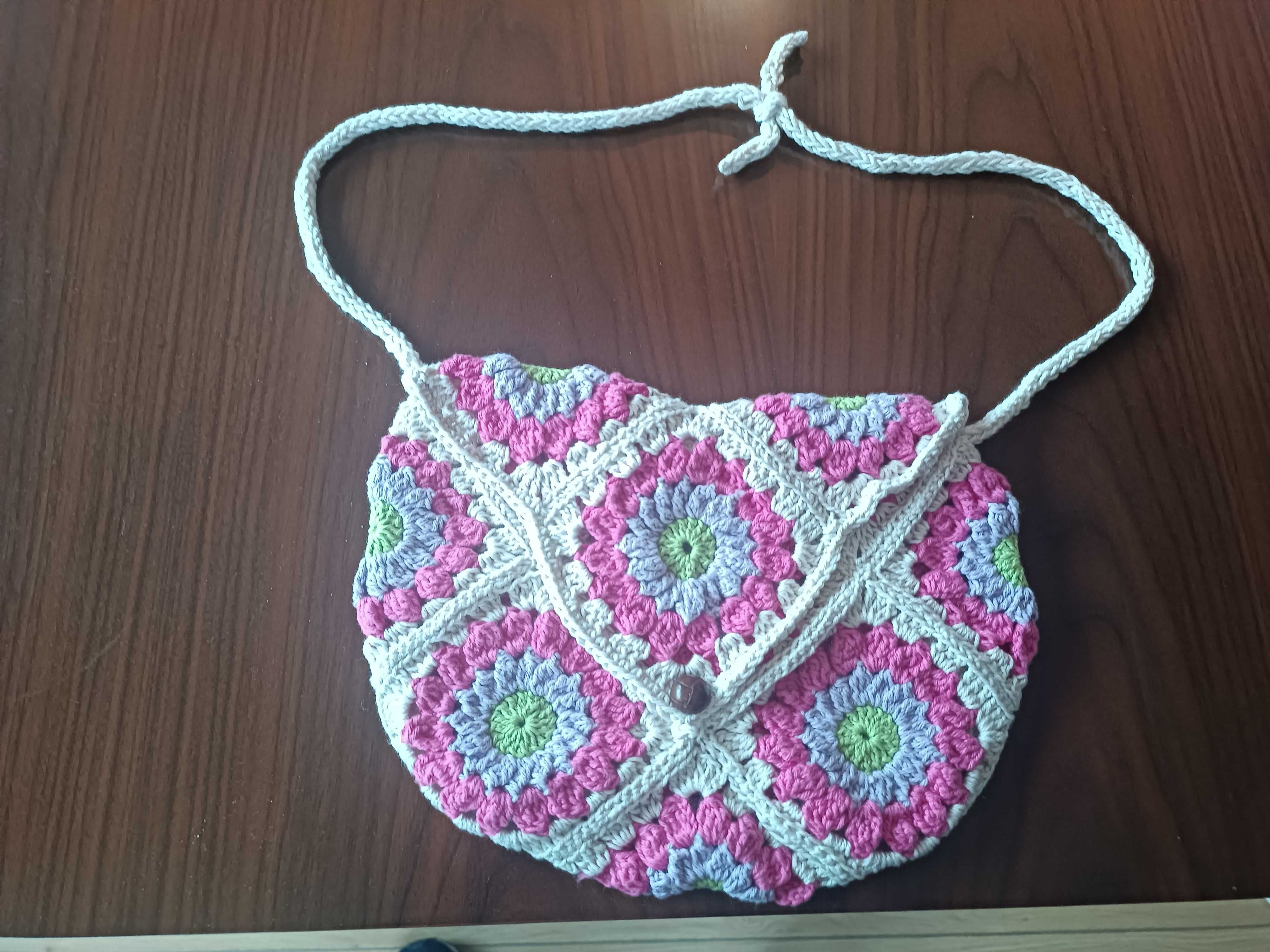 Bolsa de crochet feito á mão