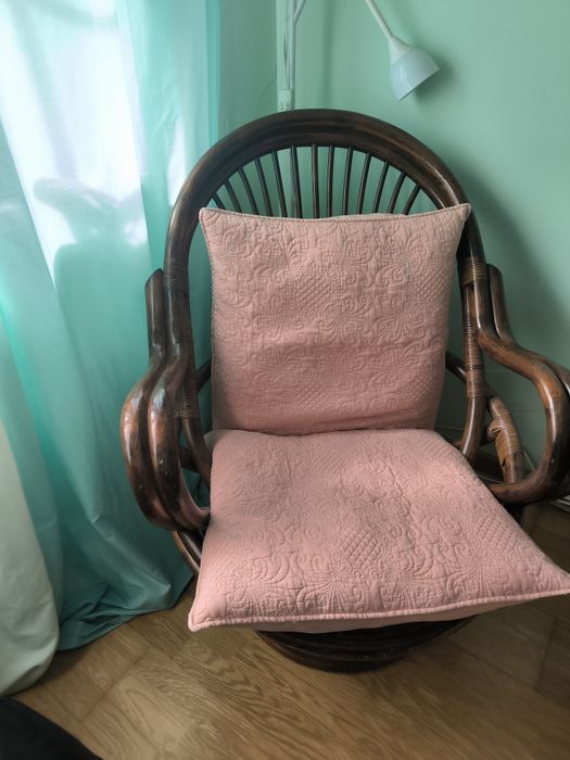 Cadeirão em madeira maciça com base rotativa