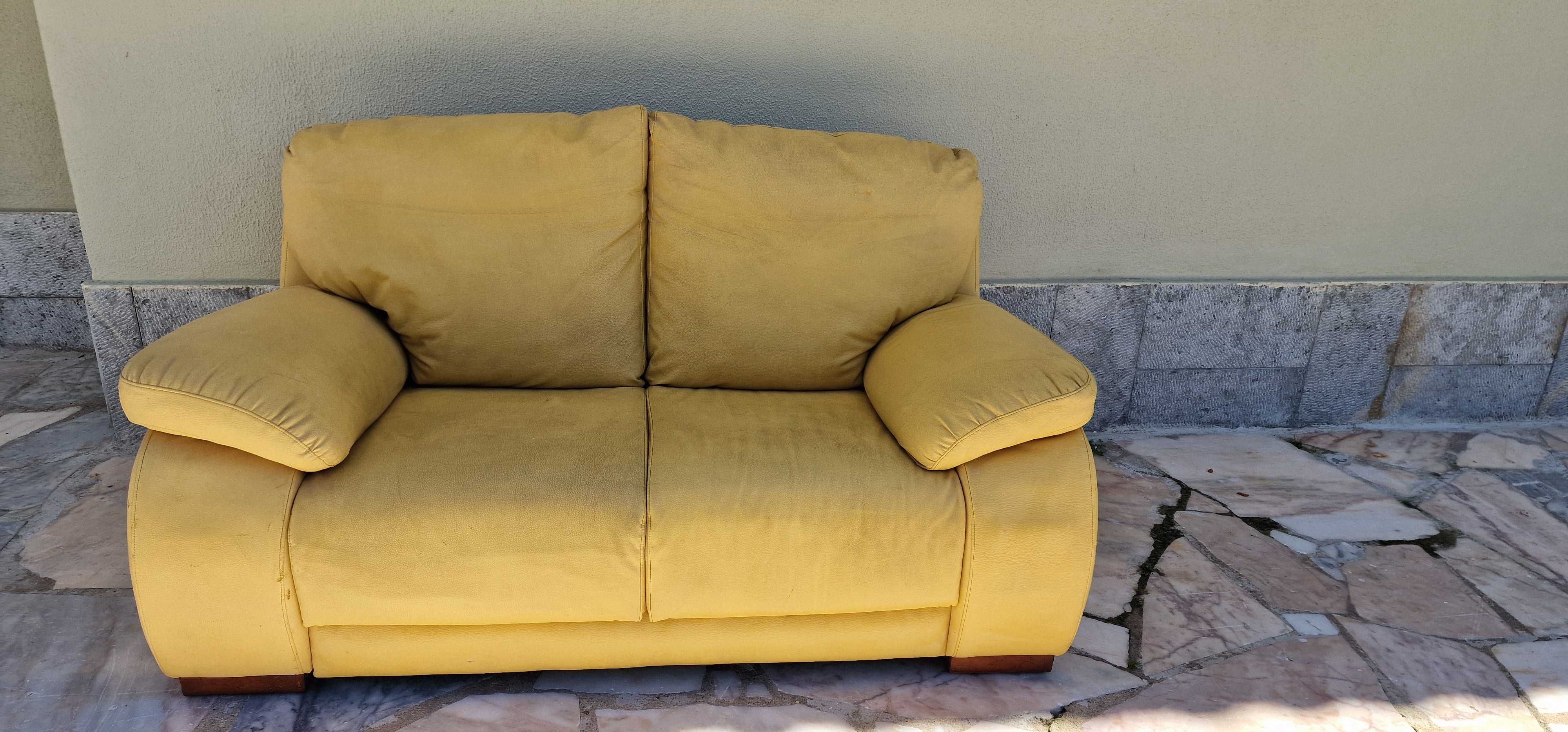Sofá amarelo 2 lugares.