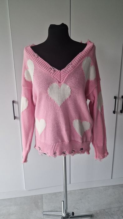 Różowy sweter w białe serca z efektem "Distressed"