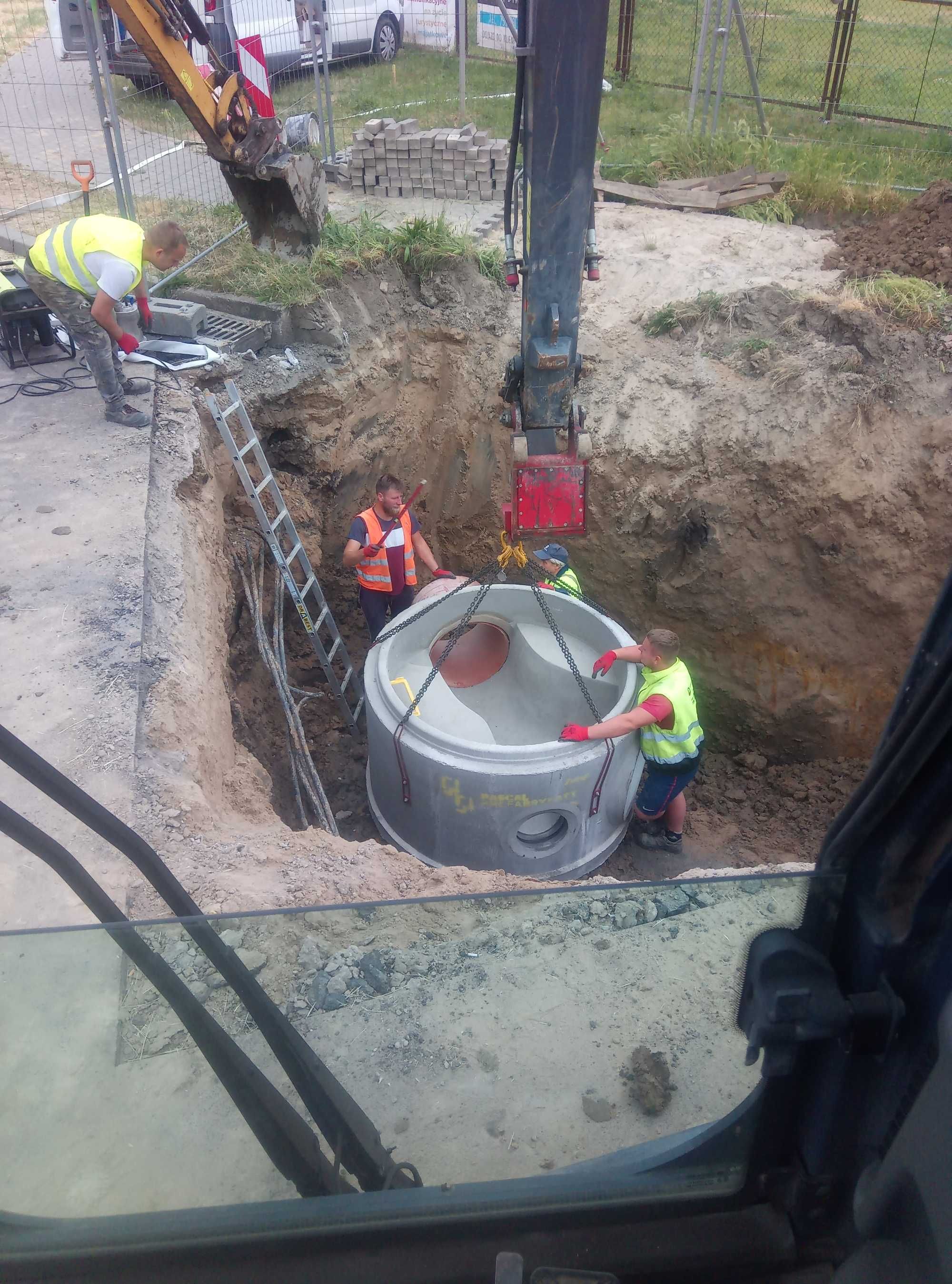 Usługi Koparką PRZYŁĄCZA Oczyszczalnia PRZECISKI Prace Ziemne SZAMBO
