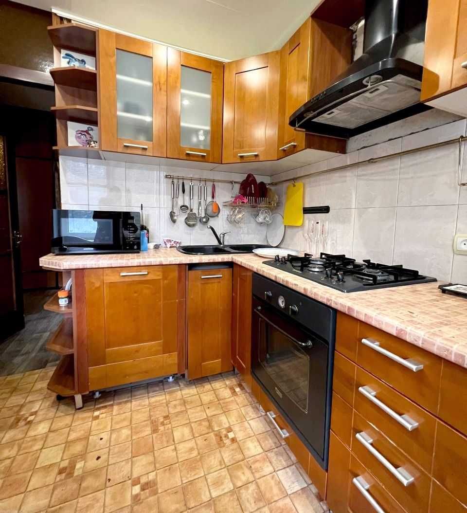 Продам 3-к квартиру (70м2) на ж/м Тополь-3, район школ № 137 и 99