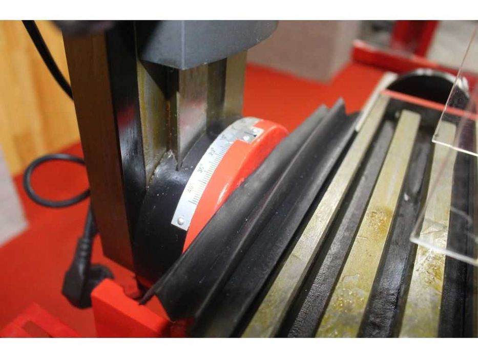 Фрезерний верстат Holzmann BF 16V, 2500 об/хв, поворот голови 45°