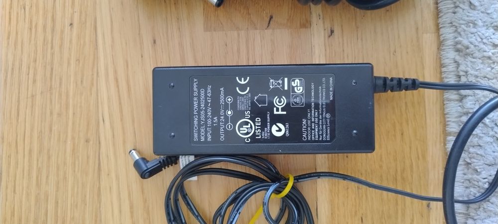 Зарядні до ноутбука.