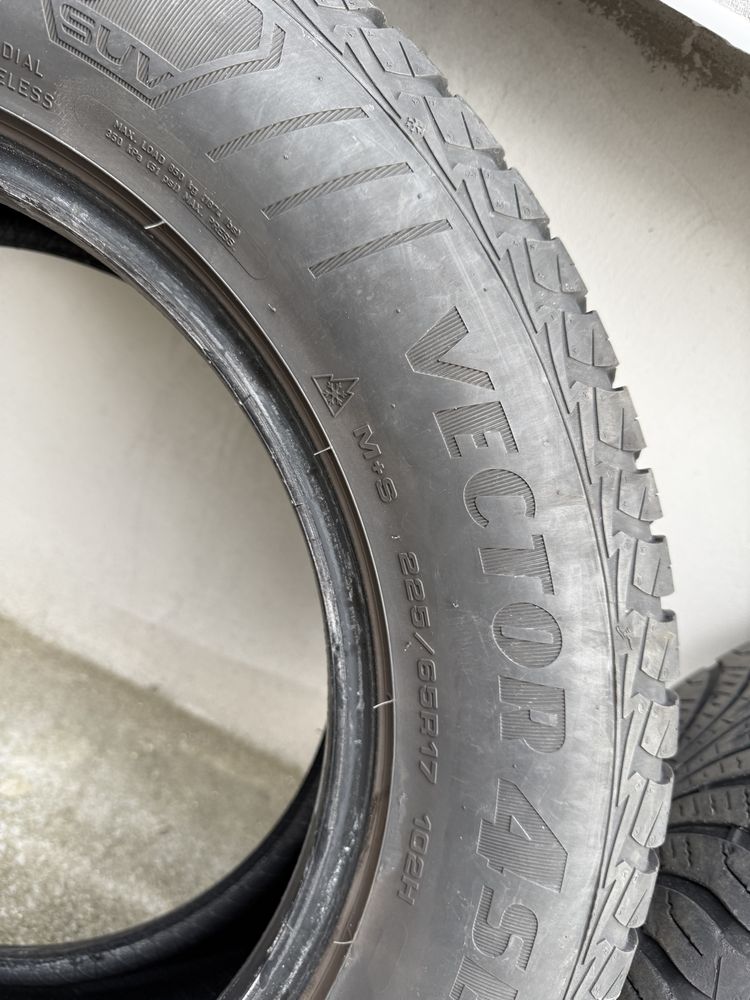 Cztery opony całoroczne  R 17 225/65 102H  Goodyear vector 4 season