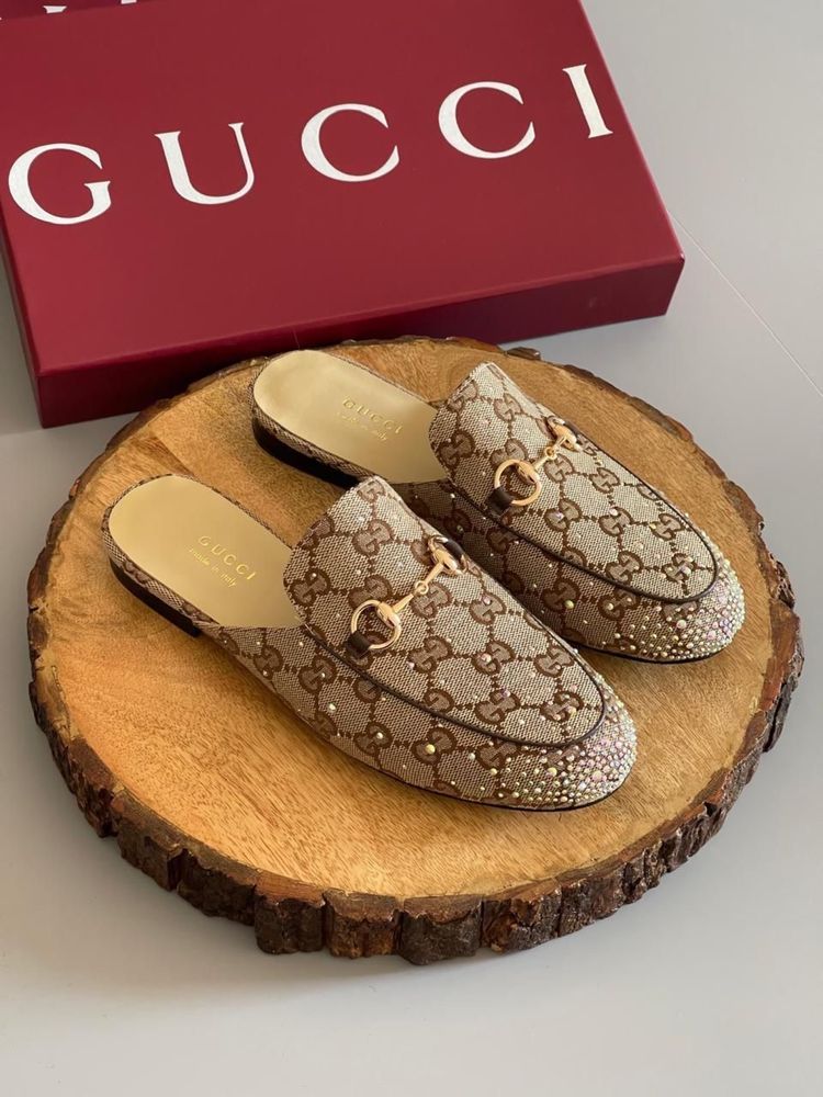 Mokasyny Gucci.