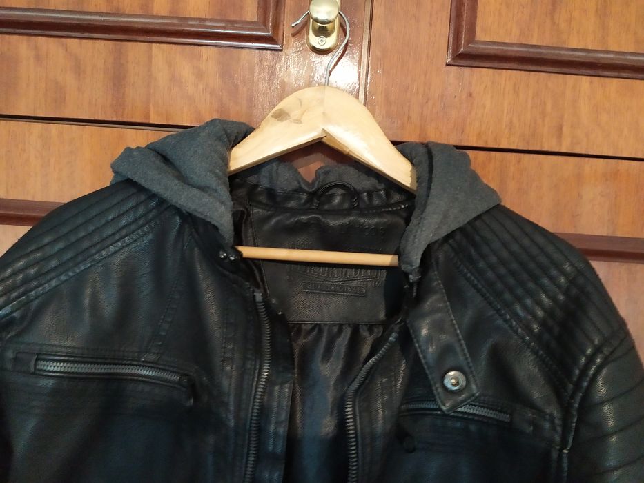 Casaco em pele com capuz