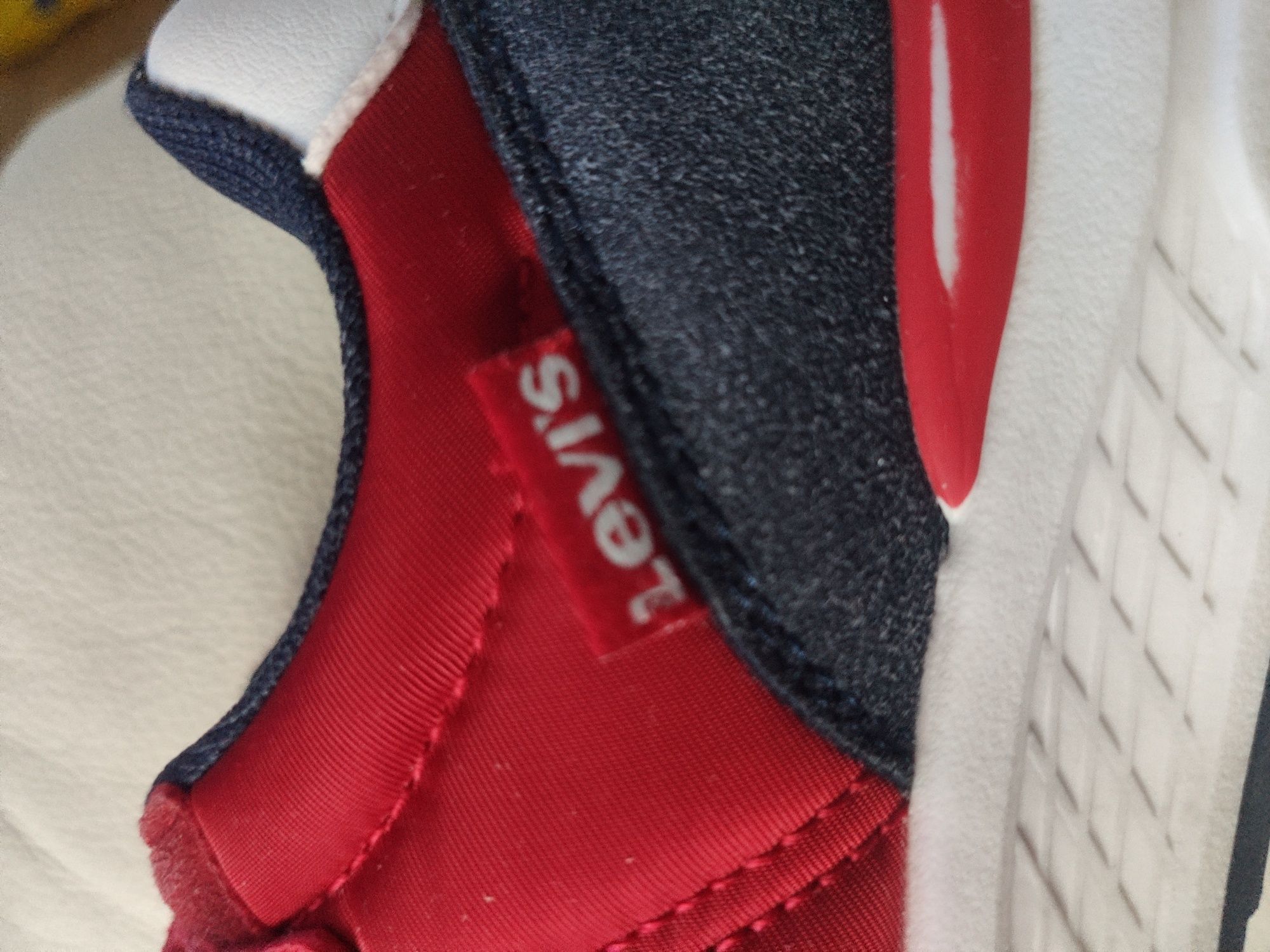 Adidasy czerwone Levis. Rozmiar 31