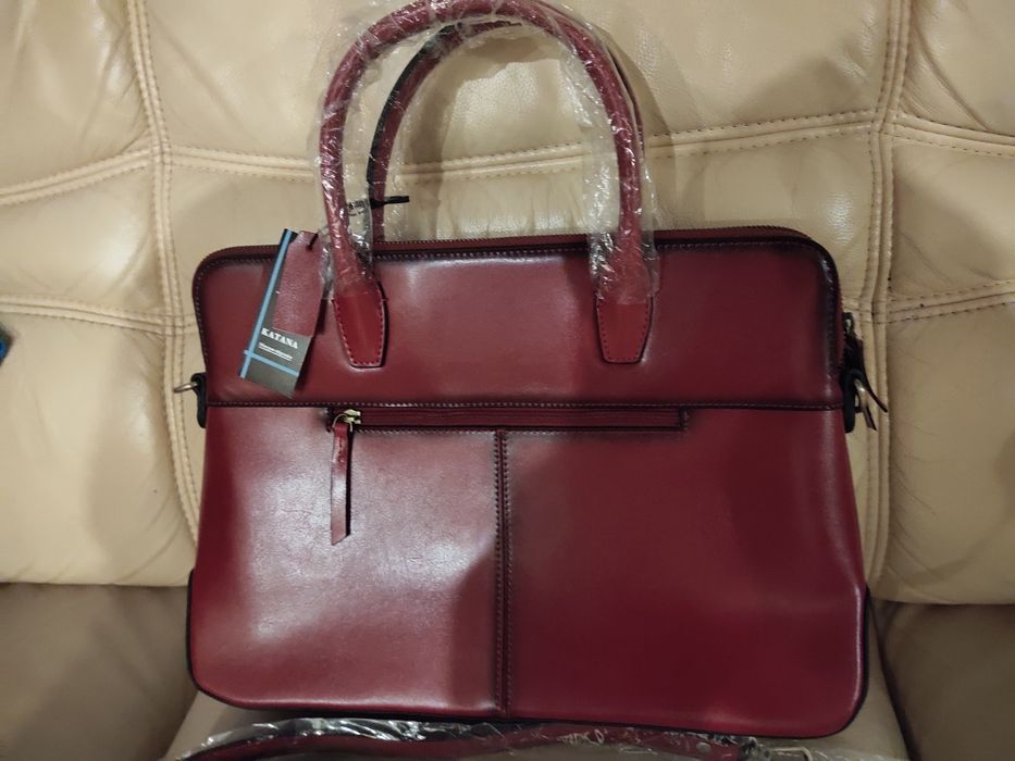 Продається нова сумка з натуральної шкіри.

Розмір:36×26×11см.

Виро