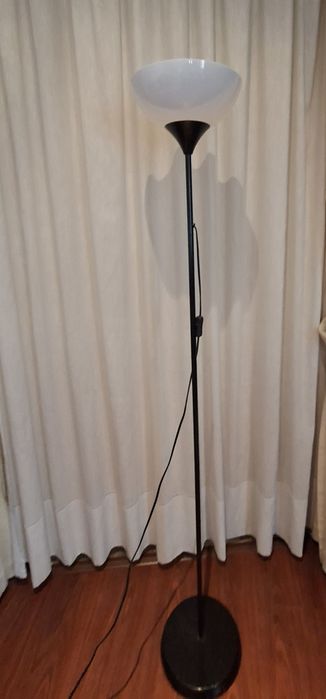 Candeeiro de pé com lâmpada