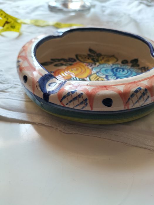 Lindíssima peça de faiança portuguesa, assinada