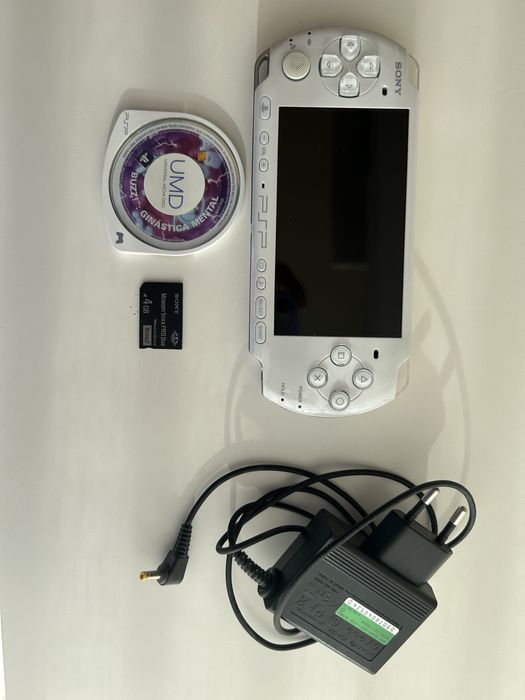PSP branca brilhante com jogo