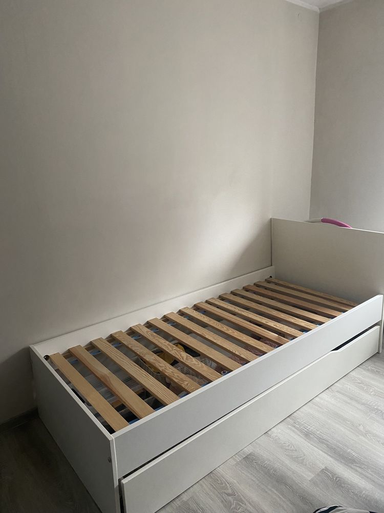 Łóżko mlodziezowe 90x200 plus dwa materace