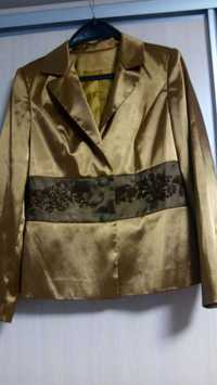Продам атласный пиджак с бисерной вставкой цвета бронзы.
