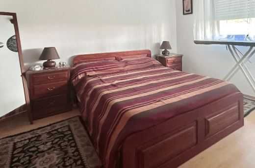 Venda de quarto com duas mesas de cabeceira