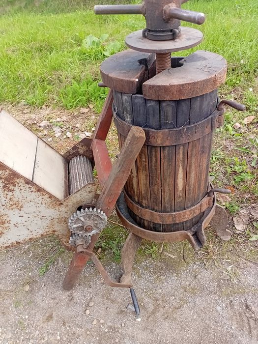 Прес ручной и добилка в хорошем робочем сос тояни.прес 50литр дробиька