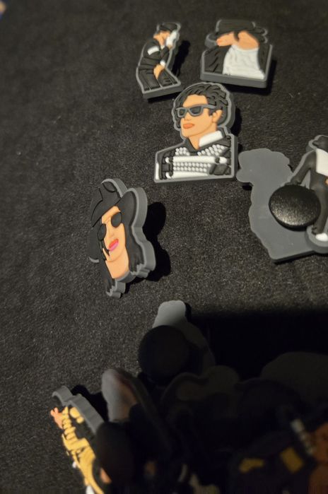 Przypinki do Croksów..