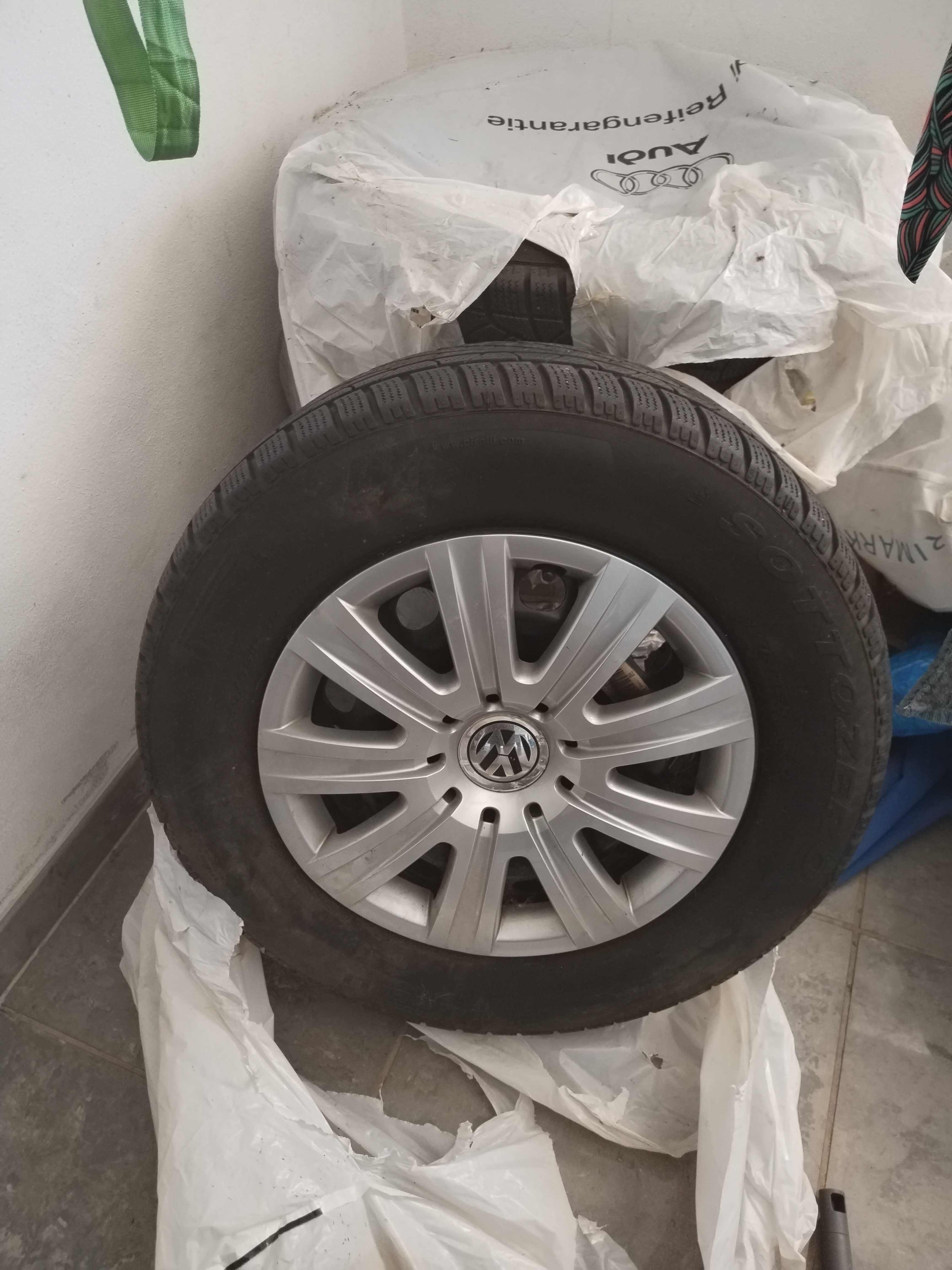 Vendo 4 pneus novos 215/65/R16 com jante em ferro e tampões VW