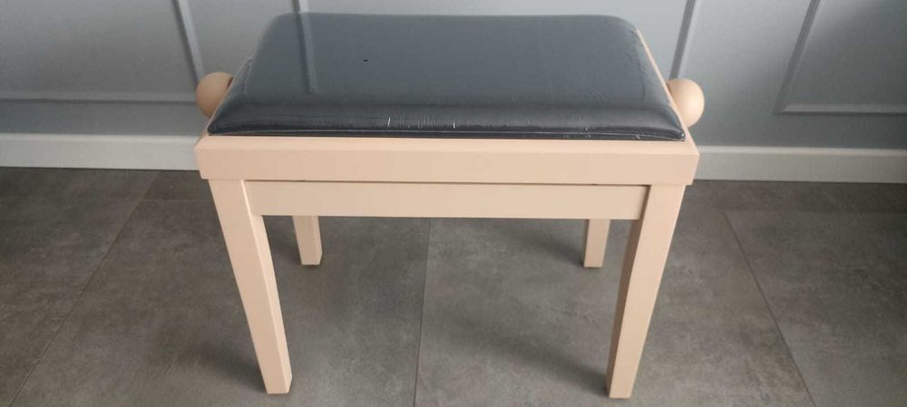 Ława stołek do pianina beżowy mat siedzisko 55x32 cm OPIS