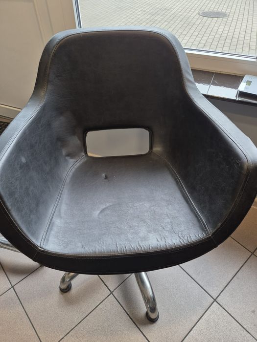 Sprzedam 2 fotele fryzjerskie