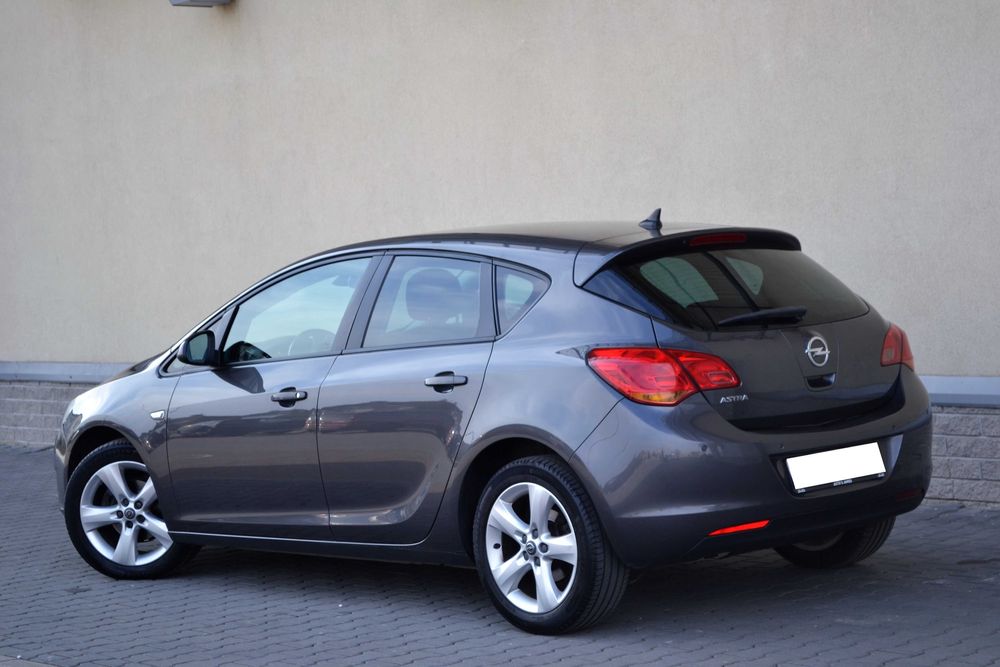 Opel Astra J 1.6 115KM**Navi**Klimatyzacja**Czujniki parkowania