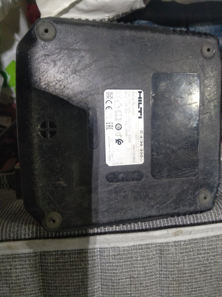 Ładowarka HILTI  2 szt.