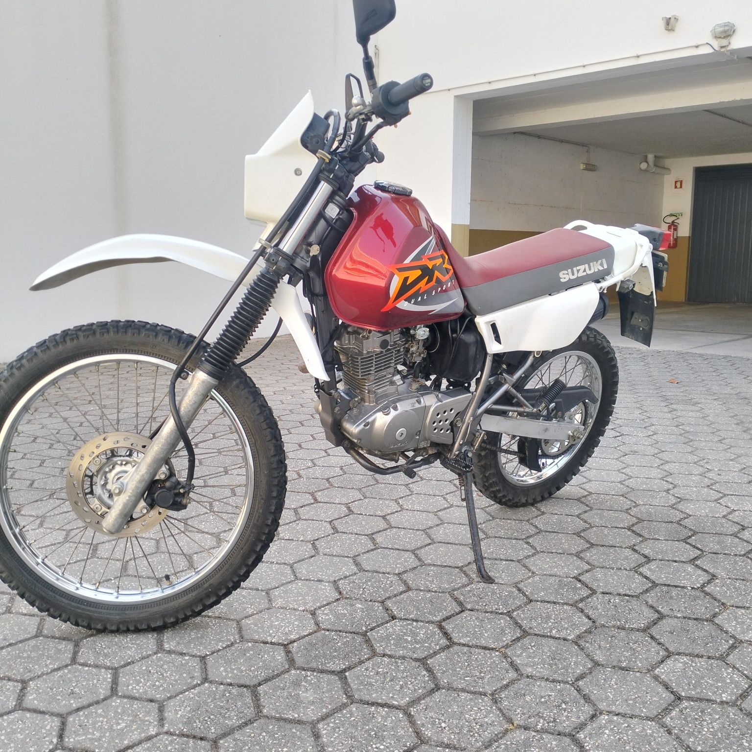 Suzuki DR 125 se