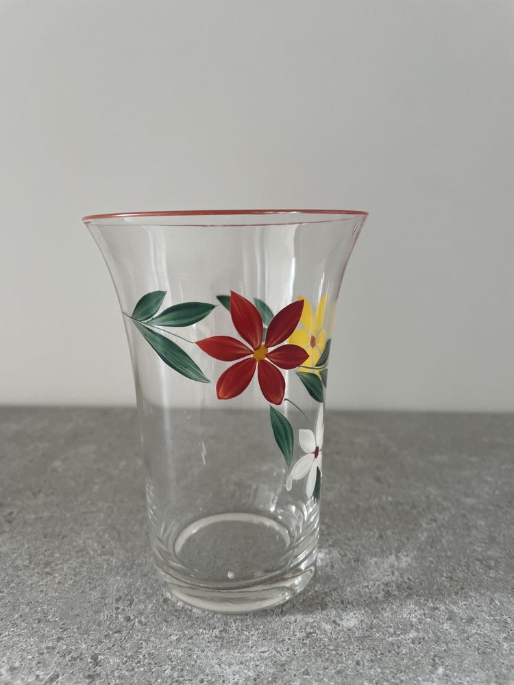 Szklanki vintage zdobione wzorem w kwiaty