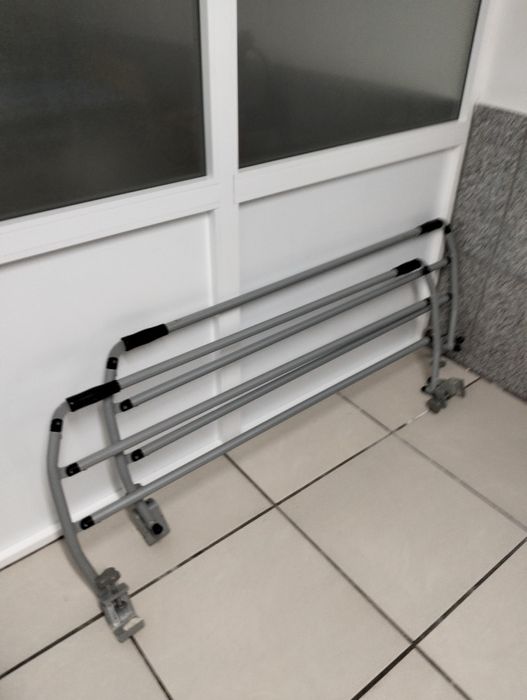 Um par de grades para cama articulada